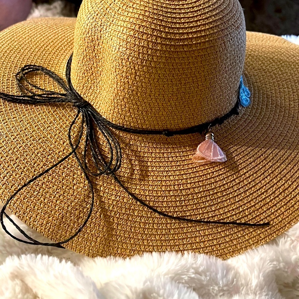 Floppy hat embellished with butterflies patches